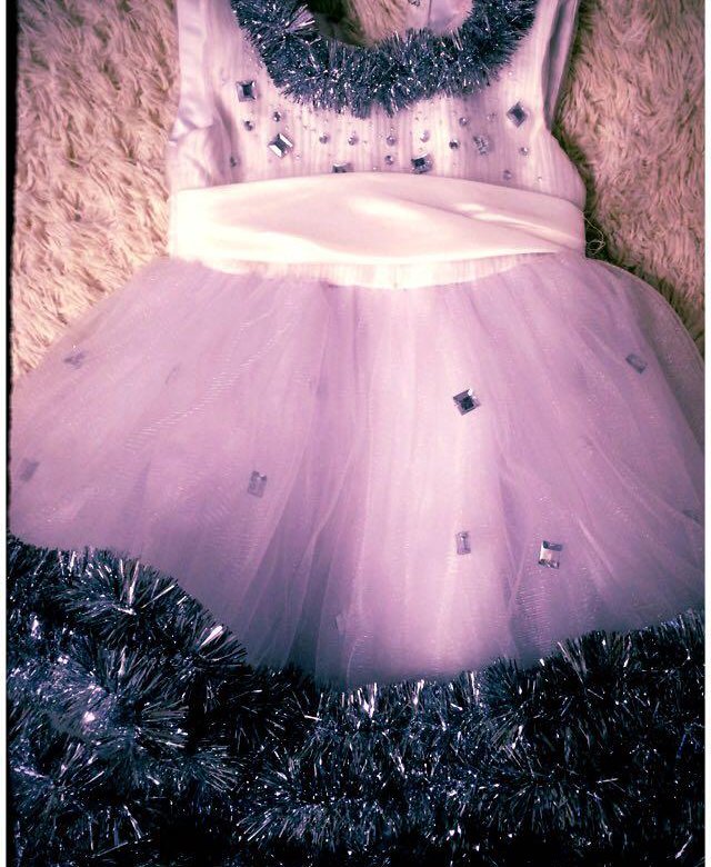 Обшить мишурой детское платье. Мишура на платье на новый год. Обшить платье мишурой. Как пришить мишуру к детскому платью внизу. Костюм снежинки для девочки.