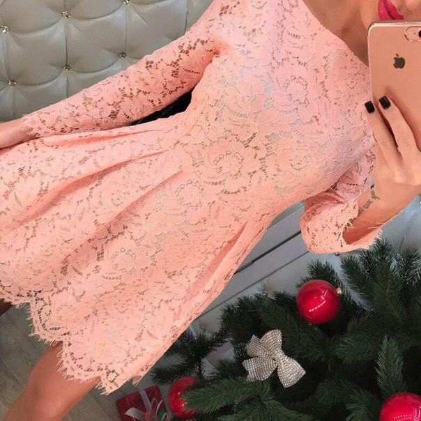 Платье из розового гипюра