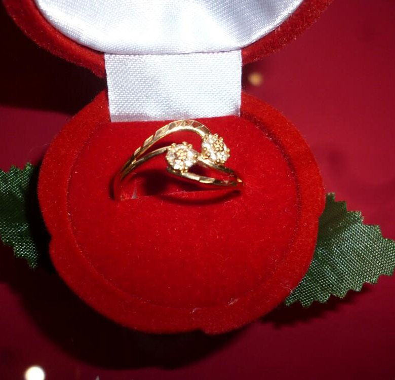 Золотое кольцо подарок. Кольцо подарок. Подарок кольцо девушке. Кольцо в коробочке. Кольцо для предложения.