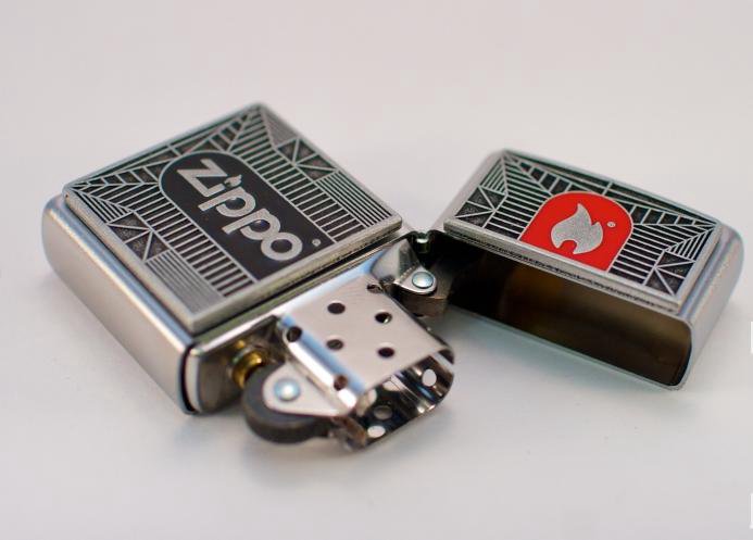 Играй гитара зиппо. Zippo 24830. Zippo Flame Emblem Satin Chrome 24830. Коллекционная зажигалка Zippo 1989г. Орегинальная зажигалка ЗИПО.