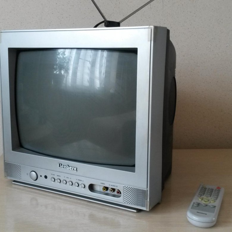Thomson 10mk16ft маленький телевизор. Маленький телевизор. Маленький телевизор самсунг 2010 года. Старый маленький телевизор. Квадратный телевизор авит.
