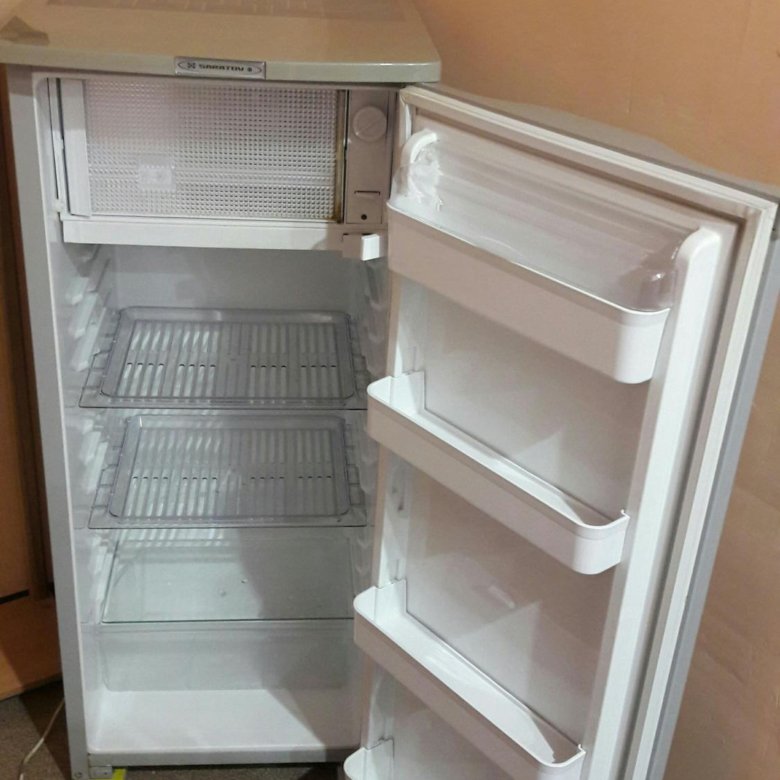 Купить холодильник бу недорого без посредников. Саратовский холодильник. Холодильник Саратов КШ-140. Холодильник Саратов маленький. Холодильник Саратов 549.