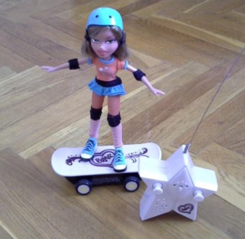Bratz кукла скейтер. Барби сноубордистка безграничные движения. Мокси эйвери звездный шик. Кукла на скейте. Кукла барби бейсболистка безграничные движения.