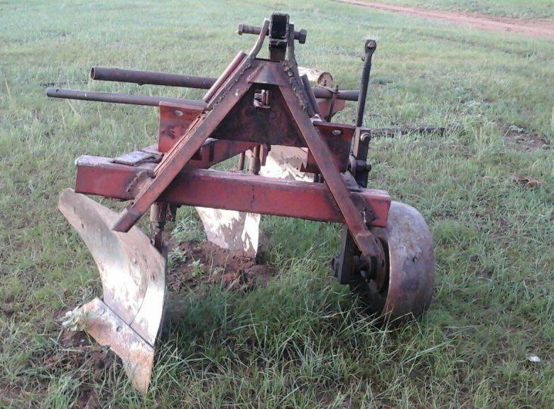 Плуг на т 40 б у. Плуг 3х корпусной для т40. Трактор дт 20 с плугом. Плуг пкш 30 для т16. Борона на плуг т40.