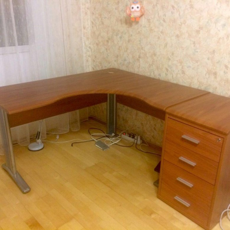 Угловой компьютерный стол 2006 год. Стол угловой б у. Компьютерный стол авито. Стол офисный угловой с тумбой на металлических ножках. Угловой компьютерный стол.