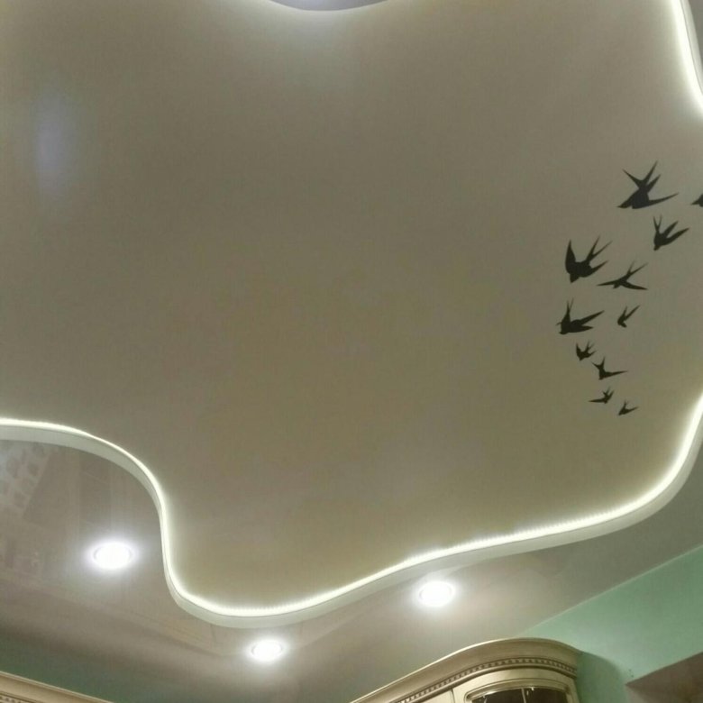 Натяжные потолки фотогалерея. Натяжные потолки в зал двухуровневые. Потолок дабл вижн звездное небо. Натяжной потолок матовый двухуровневый. Натяжные потолки желтого цвета.