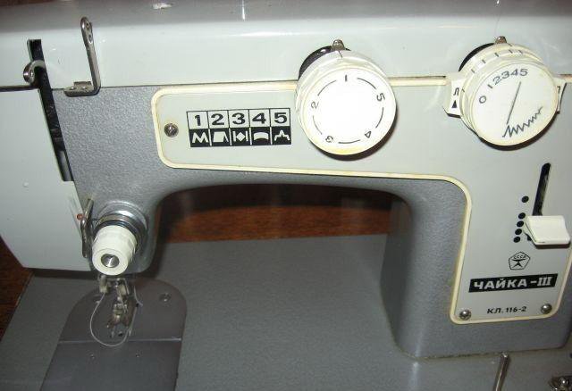 Швейная машинка чайка заправка. Чайка 3 швейная. Швейная машинка Чайка 3 м. Ножная швейная машинка Чайка. Бытовая швейная машинка Чайка 1998 года.