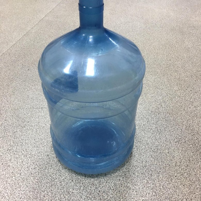 Сколько стоит литровые бутылки. 20 Литровый бутыль. Бутылка воды 20 литров. 20 Литровые бутыли пластиковые. Баклажка воды 20 литров.