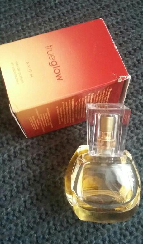 True glow. Духи Avon true Glow. Парфюмерная вода тру Глоу эйвон. Тру Глоу аромат эйвон. Туалетная вода труглоу от Avon.