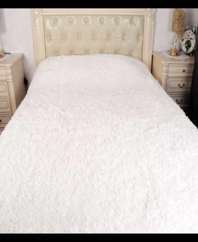 Белое покрывало на диван. Плед белый пушистый. Покрывало белое пушистое. Белый пушистый плед на кровать. Пушистые покрывала на кровать