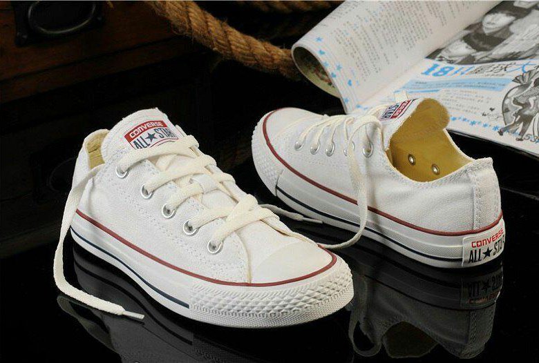 Классические белые кеды. Converse белые низкие на ноге. Конверсы молочно-белые. Converse в европейском. Конверс белые времён СССР.