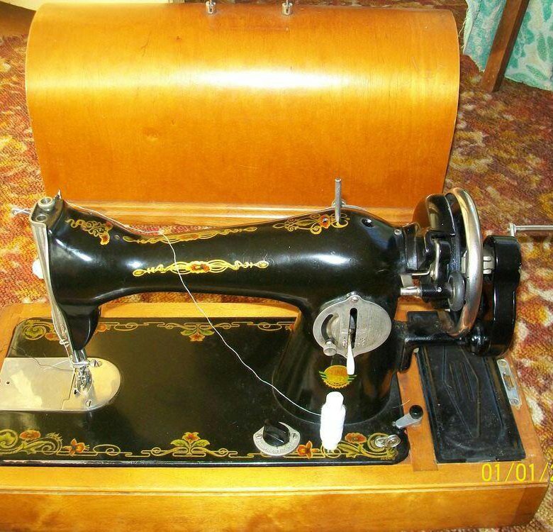 Продать машинку ручную. Швейная машинка б12922. Швейная машина г. Дрейфус 1967. Швейная машинка Westfalia Старая модель. Механическая швейная машинка.