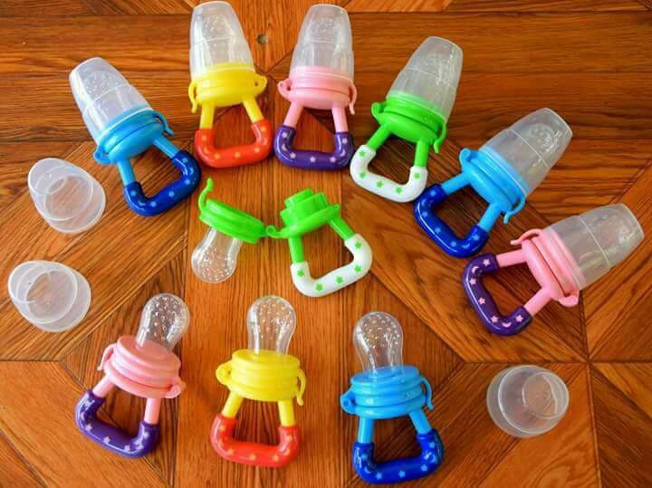 Банан в ниблере. Ниблер для детей. Baby team ниблер "fruit feeder" с 6 мес. Фреш фуд фидер ниблер силиконовый. Устройство для полкорма ребенка.