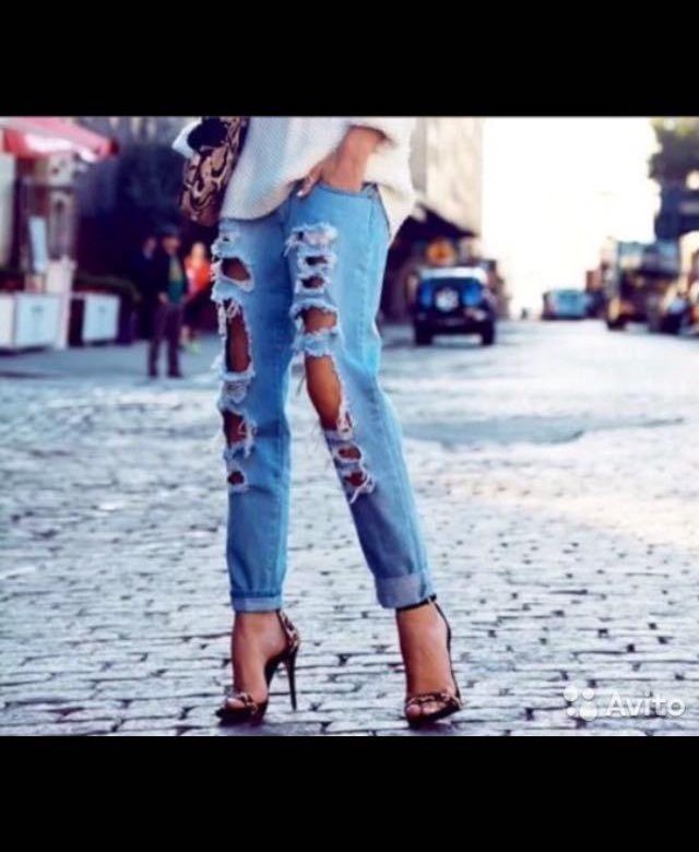 Рваные джинсы на девушке