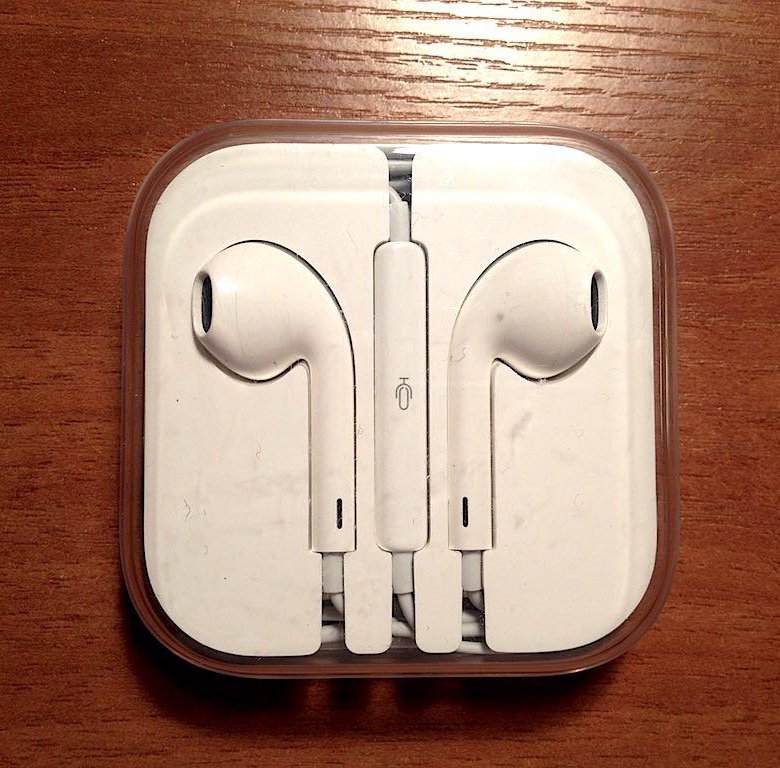 Две пары наушников к айфону. Earpods 2012. Earpods китайские. Наушники на айфон 5s. Наушники от айфона 5s.