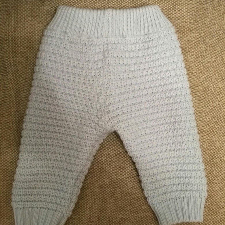 Связать штанишки 6 месяцев. Вязаные штанишки для малышей. Детские вязаные брюки. Штанишки для младенца вязаные. Вязание штанишек для новорожденных.