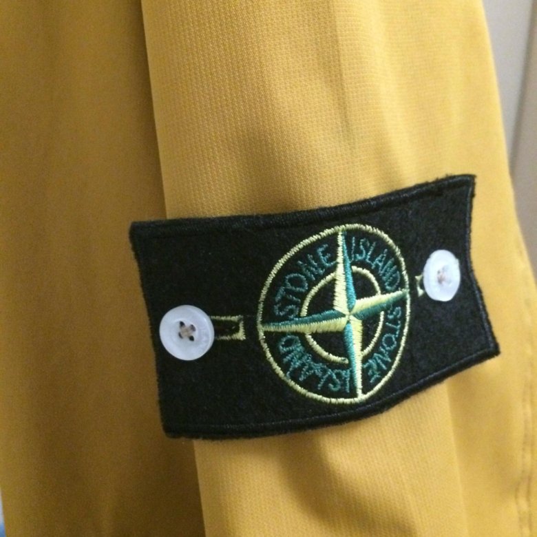 На какой стороне стоник. Пуговицы стон Исланд. Stone Island патч. Патч Stone Island Динамо. Пуговки стон Айленд.