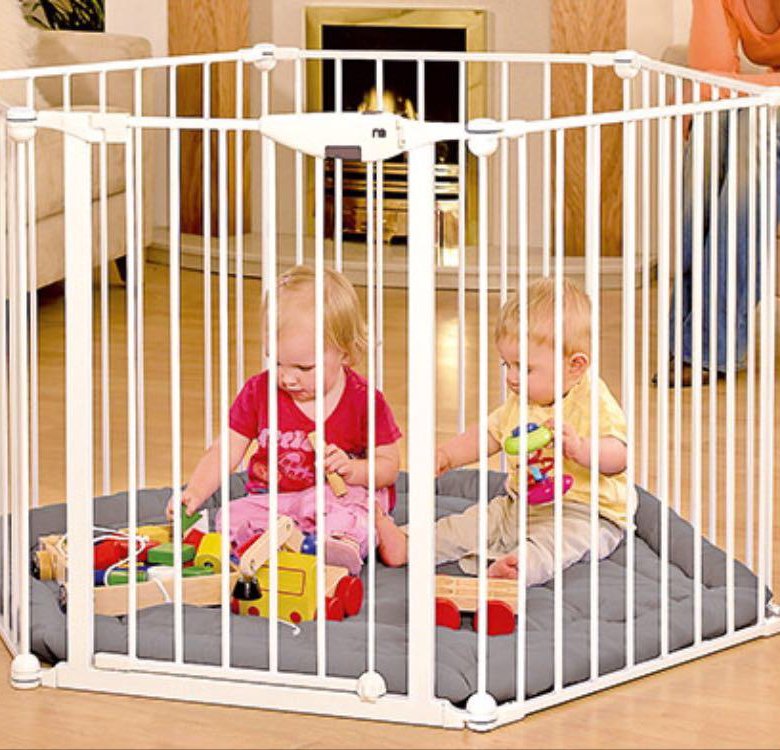 Манеж слово. Манеж-ширма Lindam Playpen Metal. Mothercare манеж трансформер. Манеж значение слова.