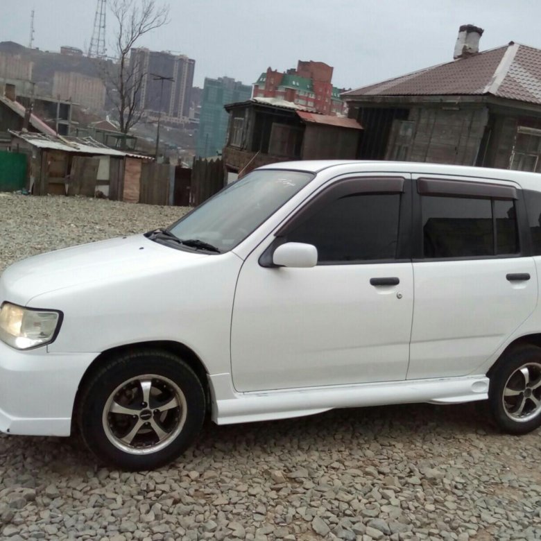 Куб 2000 100. Nissan Cube 2000. Ниссан куб 2000 салон.