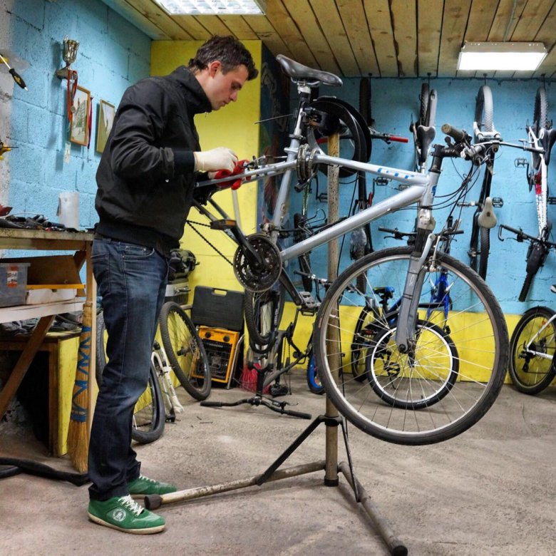 Где ремонтируют велосипеды. Веломастерская. Техобслуживание велосипеда. Мастерская по ремонту велосипедов. Гараж для ремонта велосипедов.