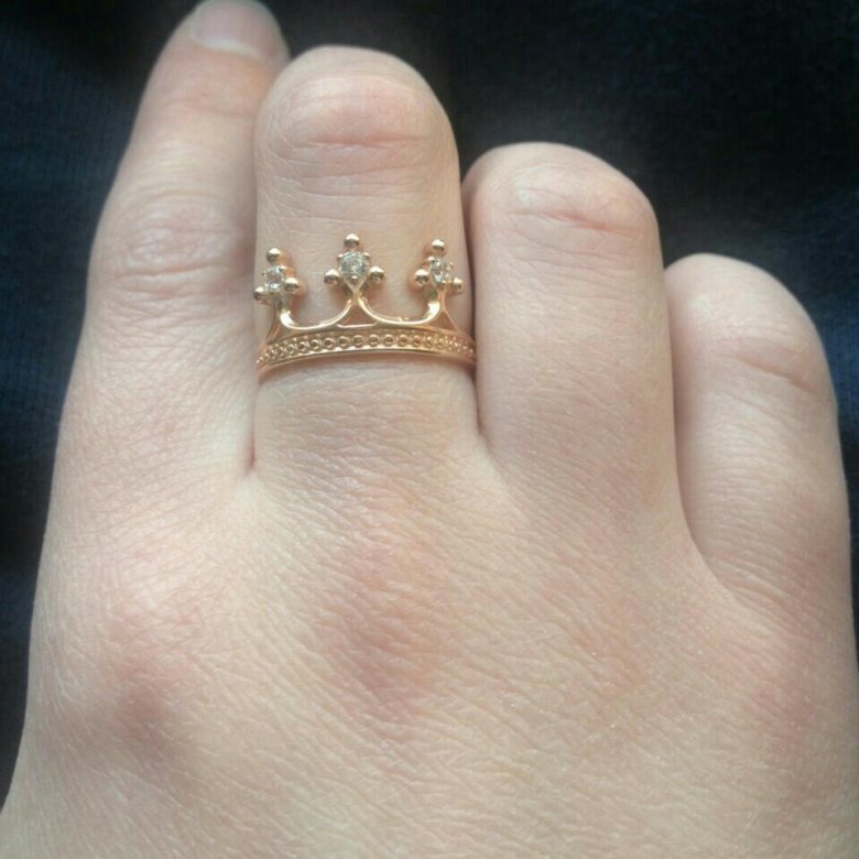 Обручальное кольцо корона на пальце
