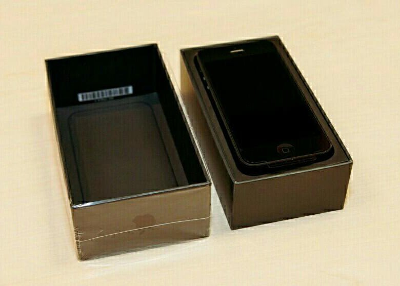 Айфон минск оригинал. Iphone 5 чёрный коробка. Iphone 5 Black коробка. Смартфоны в черных коробках с. Iphone в черной коробке.