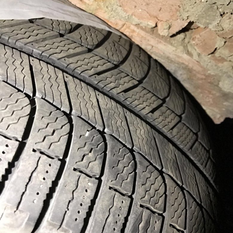 Шины r17 зима. Мишлен зимняя 225/50 r17. 225/50 R17 зима. Резина зимняя 225 50 17 Мишлен. Мишлен Студлес 225 50r17.