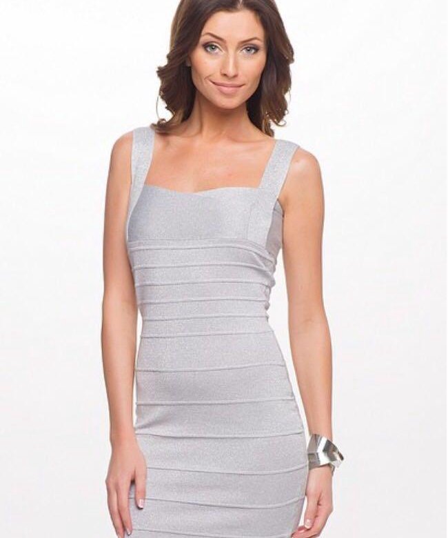 Доставить платья. Девушка в серебристом платье. Платье лавира голубое. Доставить платья. Платье футляр мятное.