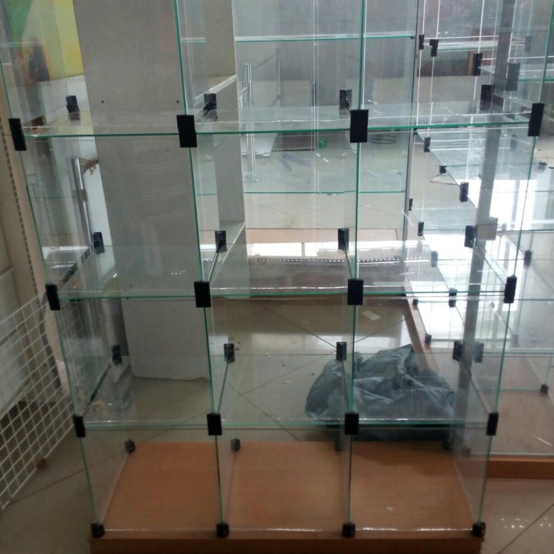 Стеклянная витрина бу. Витрина кубики стеклянные. Стеклянные Кубы витрины. Витрина куб из стекла. Стеллаж стеклянный Кубы.