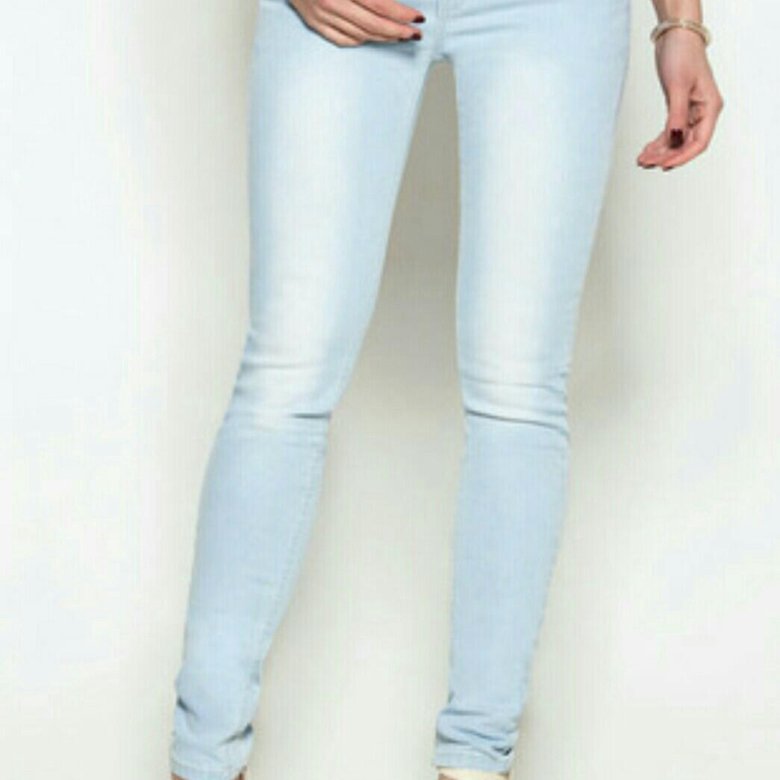 Бледные джинсы. Голубые джинсы женские. Голубые джинсы женские. Серые джинсы женские. Джинсы светло голубые женские.