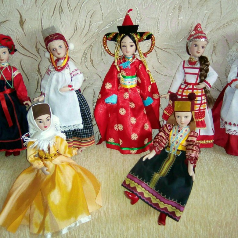 Кукла в национальном костюме купить. Куклы в национальной одежде. Кукла в народном костюме. Коллекция кукол в народных костюмах. Коллекционные куклы в национальных костюмах.