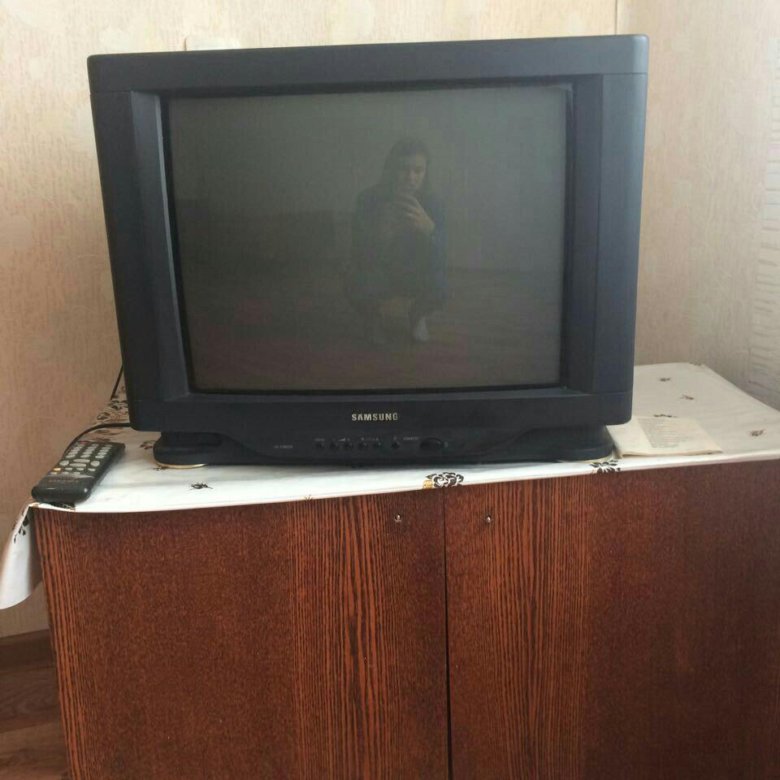 Телевизоры бу омск. Телевизор старого образца. Скупают старые телевизоры. Большой телевизор старого образца. Телевизор маленький старого образца.