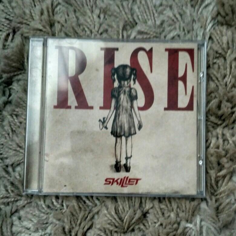 Skillet rise перевод. Skillet Rise альбом. Skillet диск. CD альбом. Обложки CD альбомов зарубежных металл рок групп.