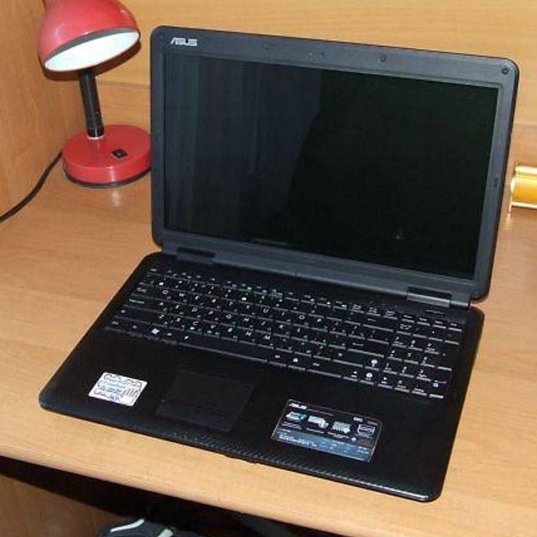 Обычный ноутбук. Ноутбук ASUS k50c зарядки. Домашний ноутбук. Ноутбук на столе дома. Ноутбук в доме.