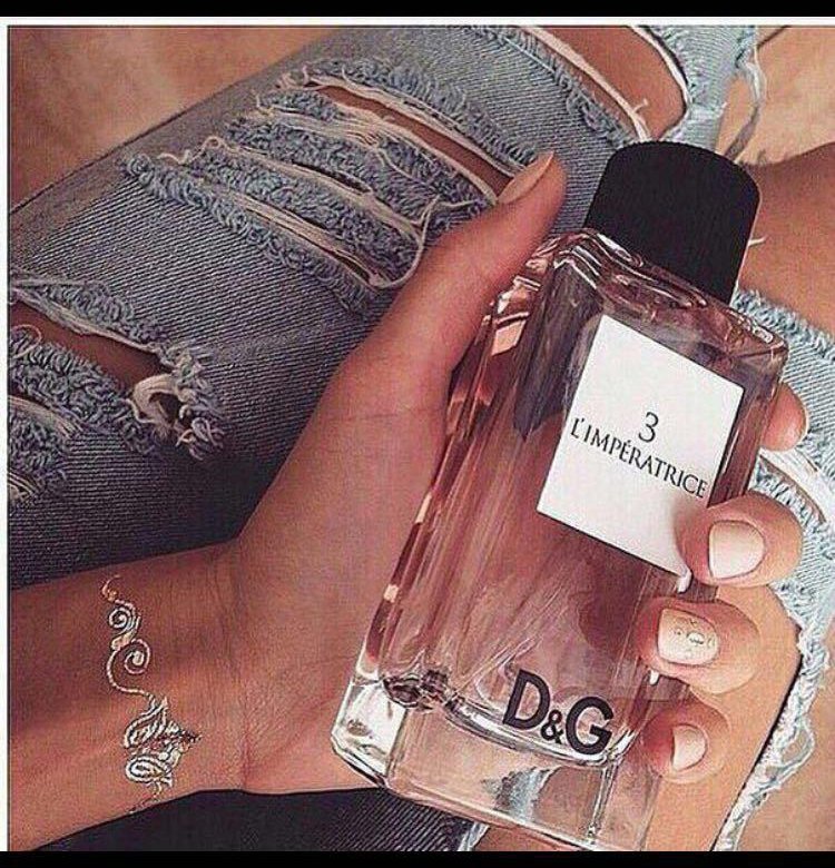 Девушка с парфюмом. Нанесение духов. Forgive by zavyla perfume. Флакон с духами. Nega парфюм.