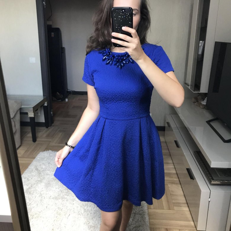 Синее платье с губами