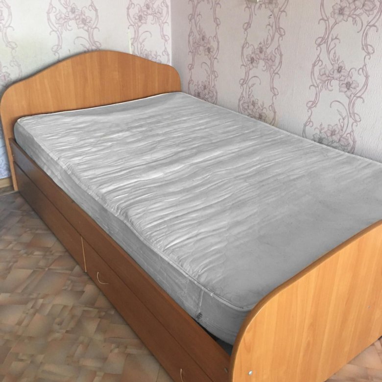 Какая кровать полуторка. Кровать полуторка с матрацем. Кровати полуторки в Макеевке ДНР. Кровать полуторка бирюза. Обшитая кровать полуторка каретка.