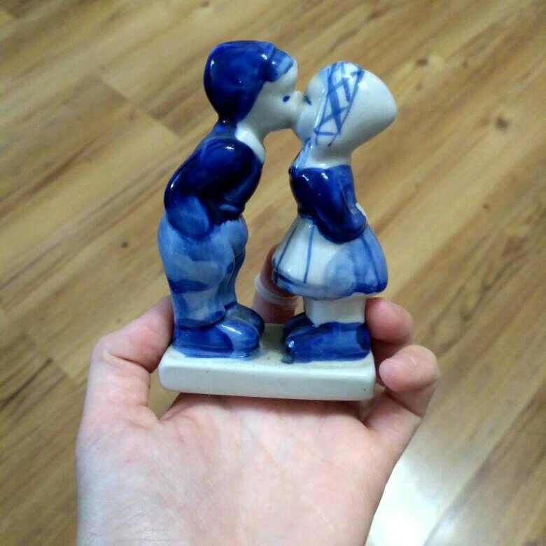 фарфоровая статуэтка голландия поцелуй. статуэтка. фарфоровые статуэтки мальчик и девочка. бронзовые фигурки поцелуй. статуэтка целующиеся.