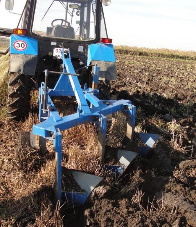 1 с плугом. Вспашка земли мтз 82. Трактор мтз-82. Вспашка плугом мтз 82. Мтз 82 с плн 3 35.