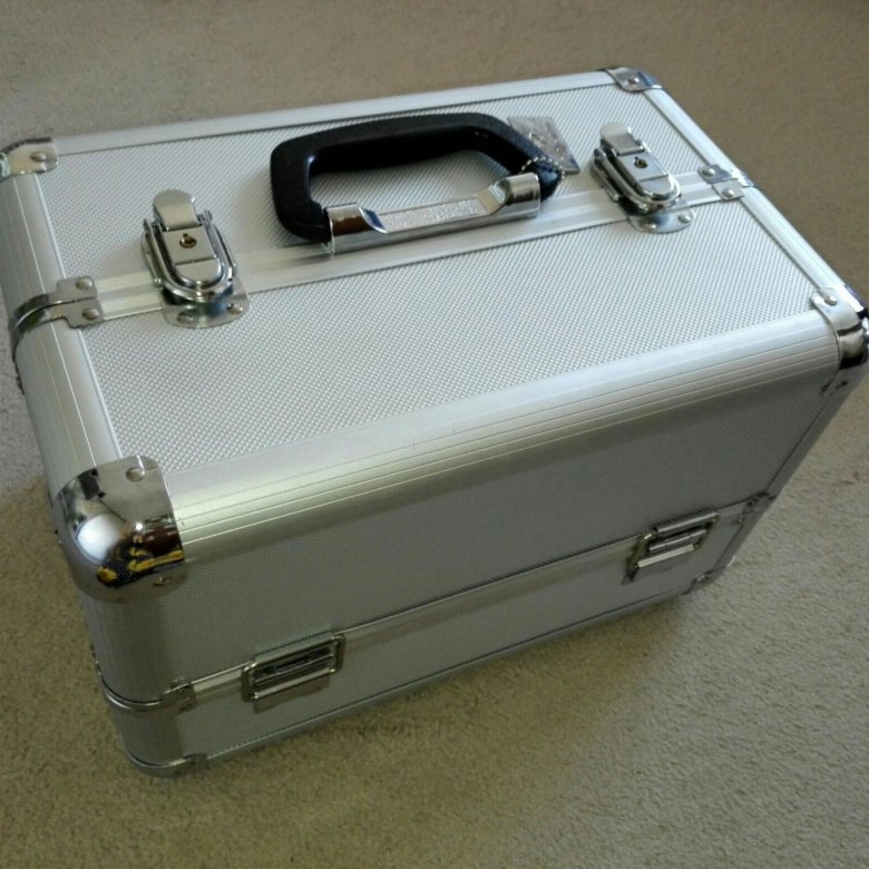 Металлический чемодан