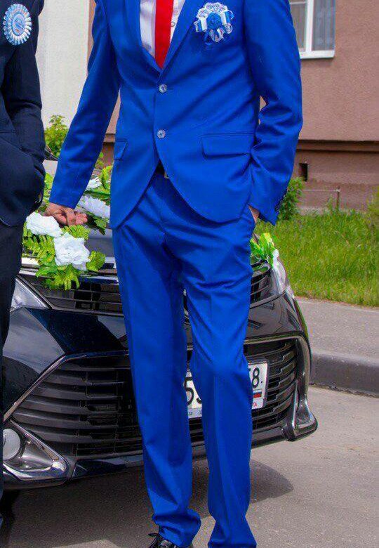 Летний синий костюм мужской. Ярко синий костюм мужской. Синий костюм мужской яркий. Костюм синего цвета. Синий костюм с лазурным.