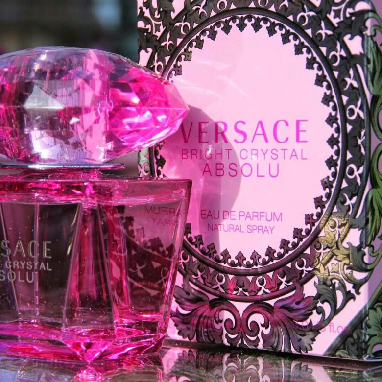 Версаче кристалл абсолют отзывы. Versace Bright Crystal Absolu. Туалетная вода Версаче для женщин. Версаче духи женские сиреневые. Аромат Версаче франгатика сиреневый.