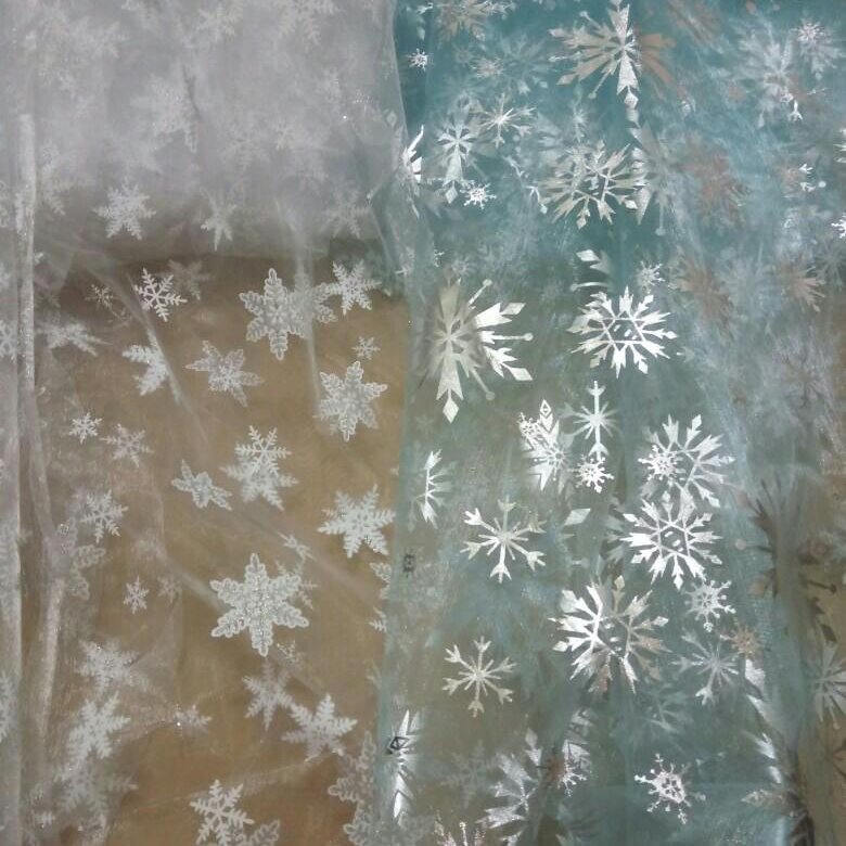 вышивка на сетке снежинки ткань. сетка снежинки. сетка с ромашками. фатин со снежинками. снежинка из пряжи.