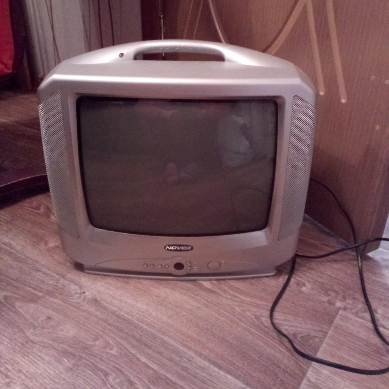 Авито куплю маленький телевизор. Старый маленький телевизор деревянный. Маленький телевизор авито. Телевизор мен. Телевизора меньше.