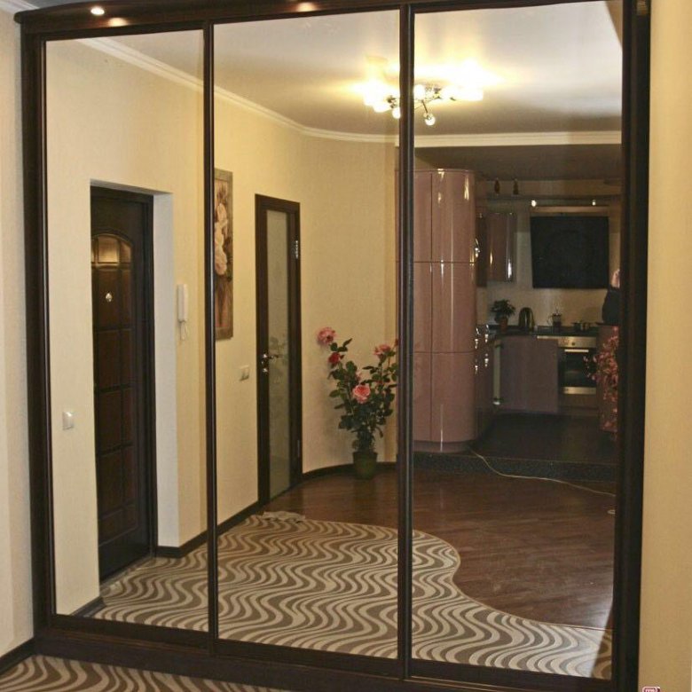 Современный встроенный шкаф. Шкаф в прихожую с зеркалом. Зеркальный шкаф в коридор. Шкаф-купе в прихожую с зеркалом. Шкаф купе неоклассика.