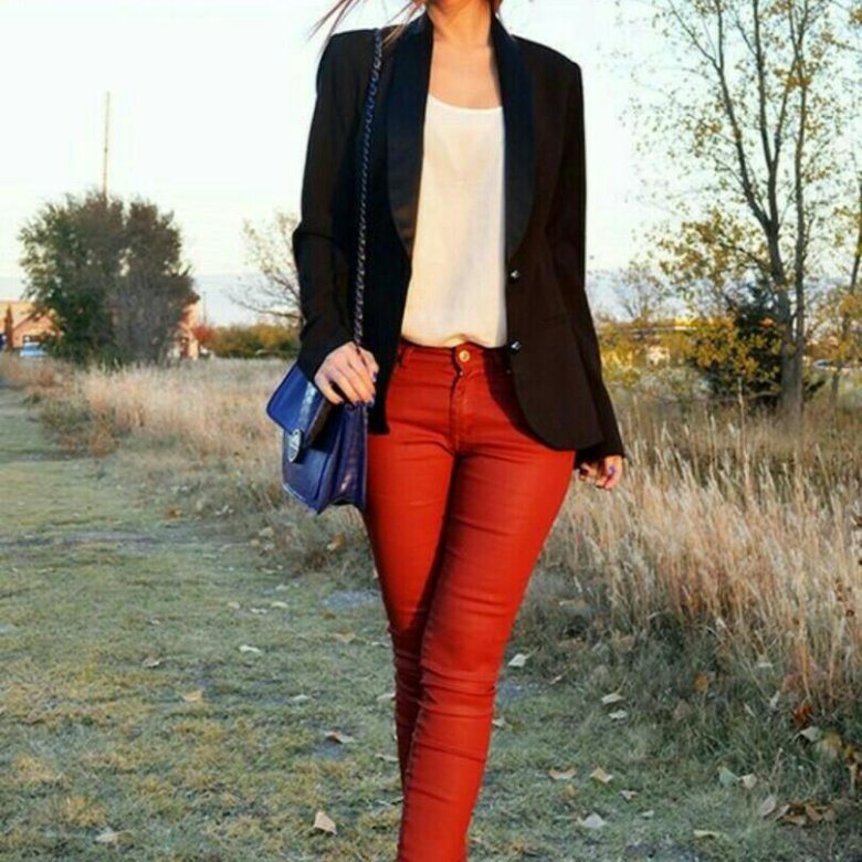 Черные брюки с красным пиджаком