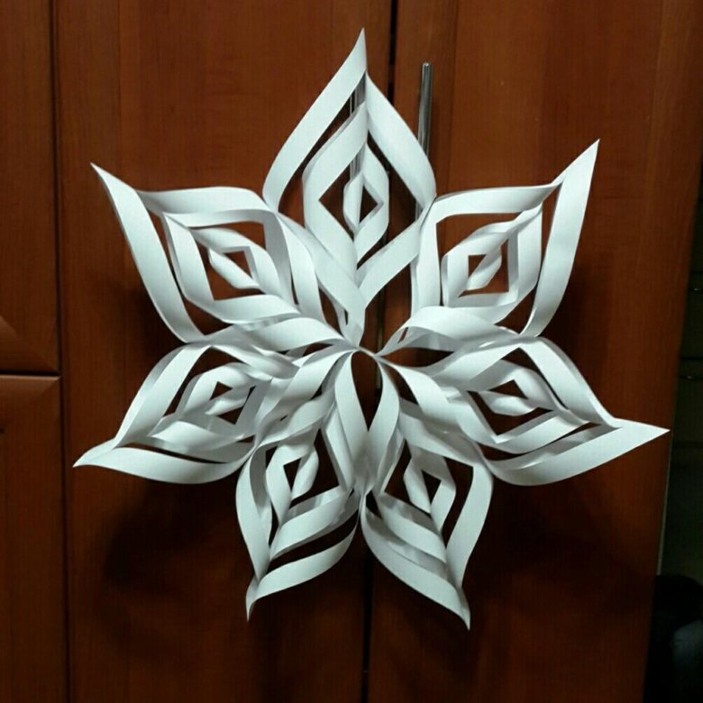 Объёмные 3 д снежинки из бумаги своими руками поэтапно. Объемная ажурная снежинка. Бумажные снежинки объемные. Снежинка объемная. Как сделать огромную снежинку.