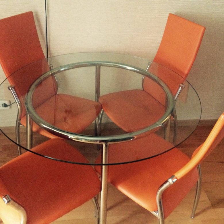 vlagalishe-pizdoy-na-steklyanniy-stol-muzhikami-maskah