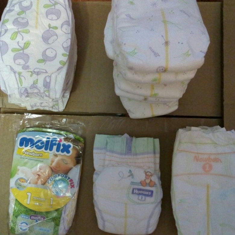 Подгузники для новорожденных мальчиков. Младенец в памперсе.