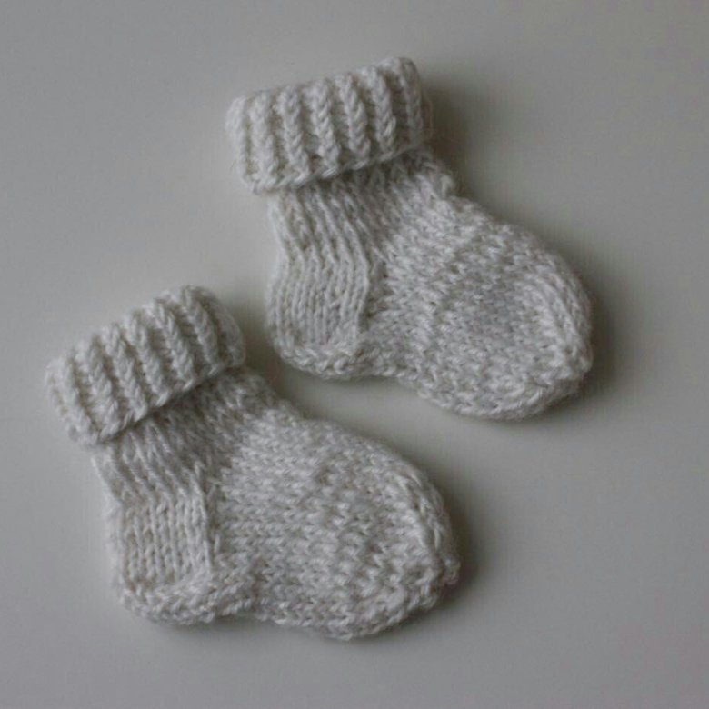 Носочки для новорожденных для начинающих. Шерстяные носочки для новорожденных. Вязаные носки для новорожденных. Вязаные носочки на грудничка. Белые вязаные носочки для новорожденных.